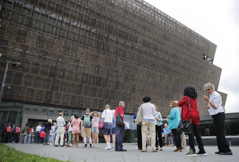 ARCHIVO - Personas esperan en fila para ingresar al Museo Nacional Smithsonian de Historia y Cultura Afroestadounidense en el National Mall en Washington, el 1 de marzo de 2017. (Foto AP/Pablo Martinez Monsivais, archivo)