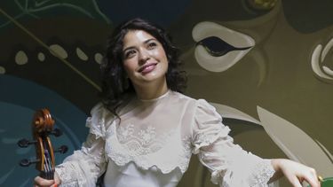 La violonchelista y cantante Ana Carla Maza posa para una fotografía durante una entrevista en la Ciudad de México, el miércoles 11 de junio de 2025. (Foto AP/Berenice Bautista)