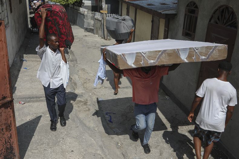 Los residentes huyen de sus hogares para escapar de la violencia de las pandillas en el vecindario de Nazon, en Puerto Príncipe, Haití, el jueves 14 de noviembre de 2024. (Foto AP/Odelyn Joseph)