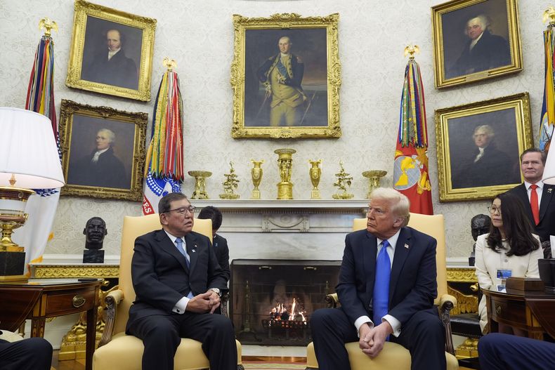 El presidente estadounidense Donald Trump y el primer ministro japonés Shigeru Ishiba dialogan en la Casa Blanca, el 7 de febrero de 2025, en Washington. (AP foto/Alex Brandon)