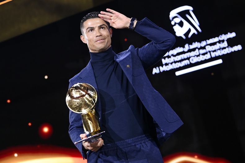 Cristiano Ronaldo sostiene un premio por su carrera durante los Globe Soccer Awards en Dubai el viernes 19 de enero del 2024. (Fabio Ferrari/LaPresse via AP)