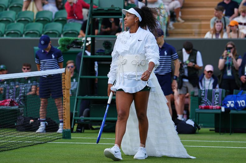 La japonesa Naomi Osaka ingresa la cancha en la segunda ronda del encuentro de Wimbledon ante la rusa Anastasia Gasanova el miércoles primero de julio del 2026. (AP Foto/Kirsty Wigglesworth)