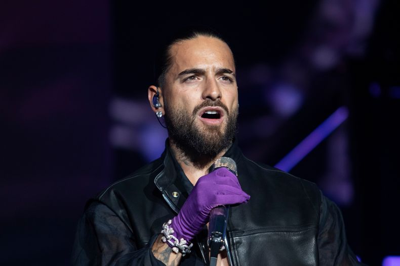 ARCHIVO - El cantante colombiano Maluma durante su concierto en el Coca-Cola Flow Fest de la Ciudad de México el lunes 27 de noviembre de 2023. (Foto AP/Alejandro Godínez, archivo)