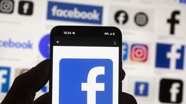 ARCHIVO – El logotipo de Facebook en la pantalla de un teléfono celular en Boston, Estados Unidos, el 14 de octubre de 2022. (AP Foto/Michael Dwyer, Archivo)