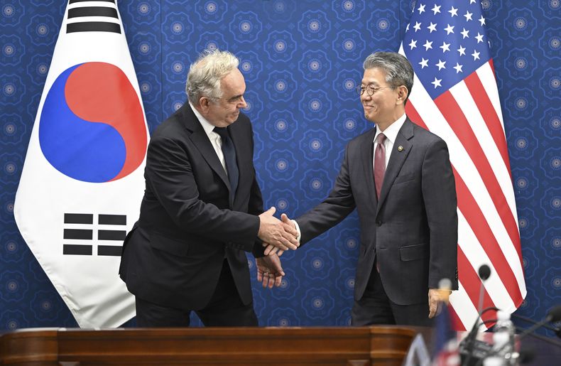 El viceministro de Asuntos Exteriores de Corea del Sur, Kim Hong-kyun (derecha), estrecha la mano del subsecretario de Estado de Estados Unidos, Kurt Campbell, durante su reunión en el Ministerio de Asuntos Exteriores de Seúl, el miércoles 16 de octubre de 2024. (Jung Yeon-je/Pool Photo vía AP)