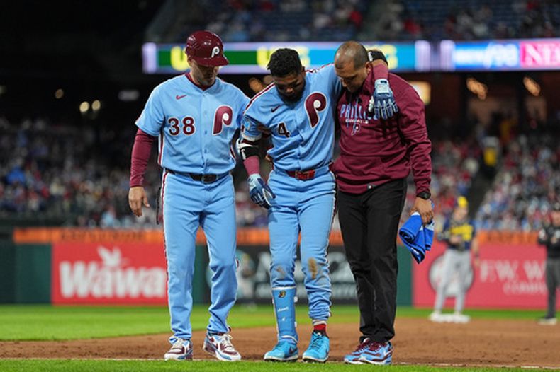 El pelotero de los Filis de Filadelfia Luis Arráez recibe asistencia para salir del terreno tras sufrir una lesión durante la sexta entrada del partido contra los Cerveceros de Milwaukee, el 24 de septiembre de 2026, en Filadelfia. (Foto AP/Matt Rourke)