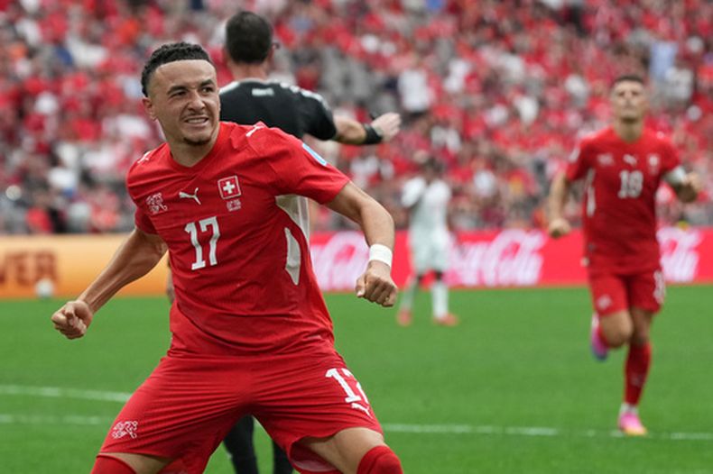 El suizo Rubén Vargas (17) festeja después de anotar un gol durante el partido contra Canadá por el Grupo B del Mundial, el miércoles 24 de junio de 2026, en Vancouver. (AP Foto/Abbie Parr)