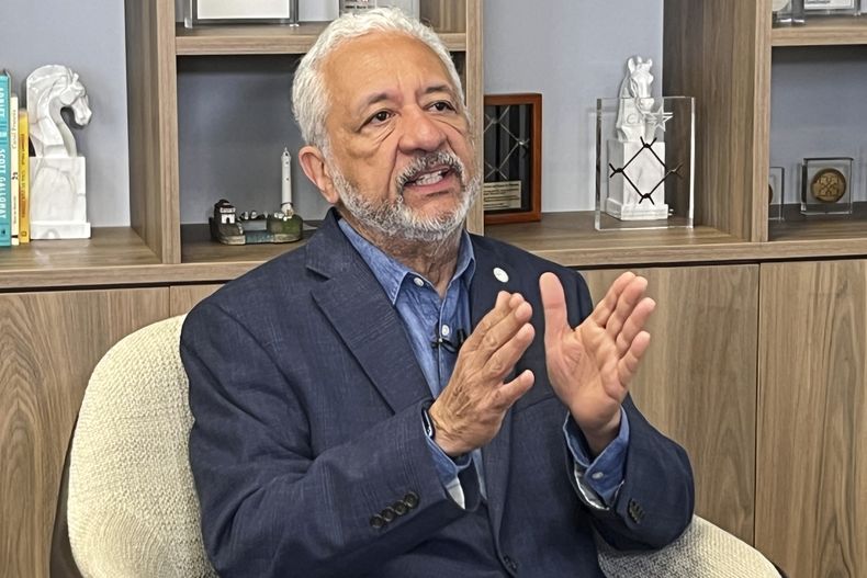 El administrador del Canal de Panamá, Ricaurte Vásquez, aborda la sugerencia del presidente electo Donald Trump de que Estados Unidos retome el control del Canal de Panamá durante una entrevista con Associated Press en su oficina el viernes 10 de enero de 2025, en la Ciudad de Panamá, Panamá. (Foto AP/Abraham Terán)