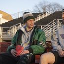 Pete Davidson, izquierda, y Paul Dano en una escena de Dumb Money en una imagen proporcionada por Sony Pictures. (Claire Folger/Sony Pictures vía AP)