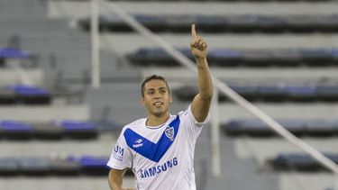 americateve | Fernando Tobio, del V&eacute;lez Sarsfield de Argentina, festeja su gol frente al Atl&eacute;tico Paranaense, durante un partido de la Copa Libertadores disputado el martes 25 de febrero de 2014 (AP Foto/Eduardo Di Baia)