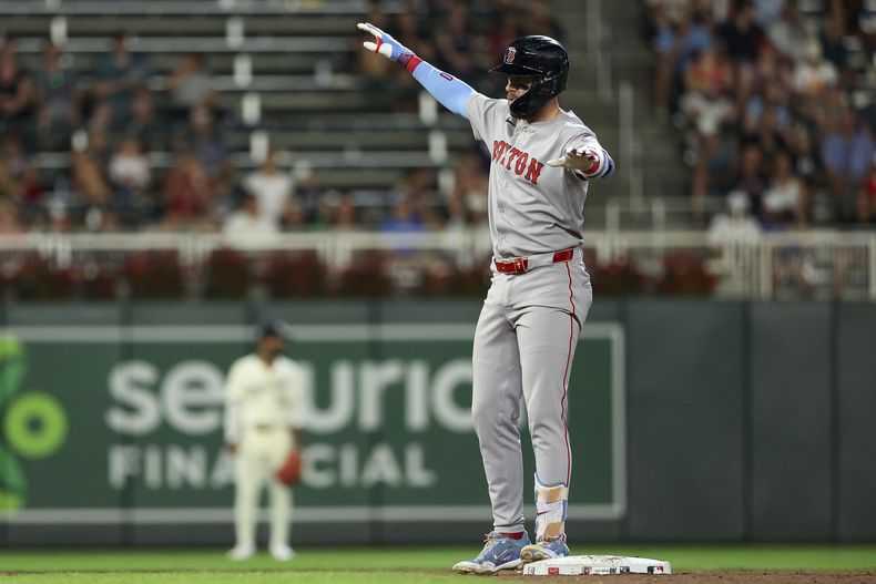 Trevor Story de los Medias Rojas de Boston luego de batear un doble ante los Mellizos de Minnesota, el martes 29 de julio de 2025, en Minneapolis. (AP Foto/Matt Krohn)