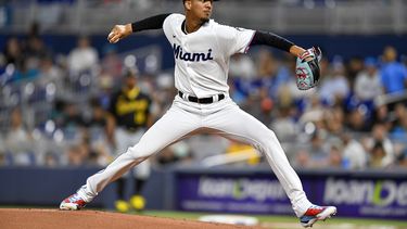 El abridor de los Piratas de Pittsburgh, el dominicano Eury Perez lanza en la primera entrada del encuentro ante los Piratas de Pittsburgh el domingo 25 de junio del 2023. (AP Foto/Michael Laughlin)