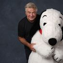 Alec Baldwin, a la izquierda, y una persona vestida como el personaje Snoopy de Peanuts posan para un retrato para promocionar el 75º aniversario de Peanuts durante la Comic-Con International el jueves 24 de julio de 2025 en San Diego. (Foto AP/Chris Pizzello)
