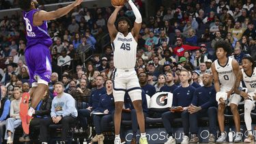 GG Jackson, alero de los Grizzlies de Memphis, dispara frente a Elijah Harkless, del jazz de Utah, en el duelo del sábado 25 de enero de 2025 (AP Foto/Brandon Dill)