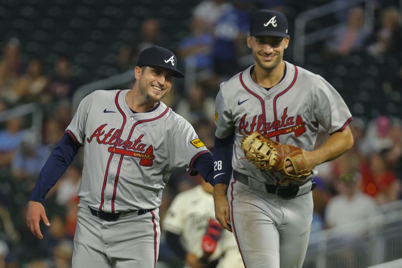 El lanzador relevista de los Bravos de Atlanta, Luke Jackson, a la izquierda, sonríe con agradecimiento al primera base Matt Olson después de que este último hizo una atrapada para terminar la séptima entrada contra los Mellizos de Minnesota, el miércoles 28 de agosto de 2024, en Minneapolis. (AP Foto/Bruce Kluckhohn)