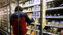 Un trabajador reabastece productos en la sección de productos refrigerados de un supermercado, dos días después del ciberataque contra varios supermercados franceses en Montreuil, Francia, el miércoles 14 de octubre de 2026. (AP Foto/Teresa Suarez)