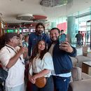 El portero de Irán Alireza Beiranvand se toma una foto con aficionados en su hotel en Tijuana, México el domingo 28 de junio del 2026. (AP Foto/Gabriela Aoun Angueira)