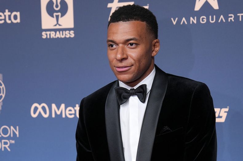 Kylian Mbappé acude a la gala del Balón de Oro, el lunes 26 de octubre de 2026, en Londres. (AP Foto/Kin Cheung)