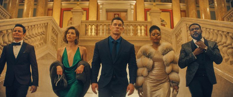 Esta imagen difundida por Apple TV muestra, de izquierda a derecha, a Arturo Castro, Jessica Biel, John Cena, Teyonah Parris y Sam Richardson en una escena de Matchbox the Movie. (Apple TV via AP)