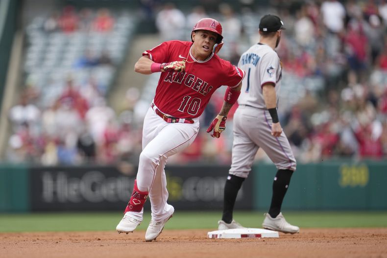 En foto del 28 de mayo del 2023, Gio Urshela de los Angelinos de Los Ángeles recorre las bases para un triple en la segunda entrada del juego ante los Marlins de Miami. El miércoles 21 de junio del 2023, Urshela podría quedar fuera toda la temporada por una fractura de pelvis. (AP Foto/Marcio Jose Sanchez)