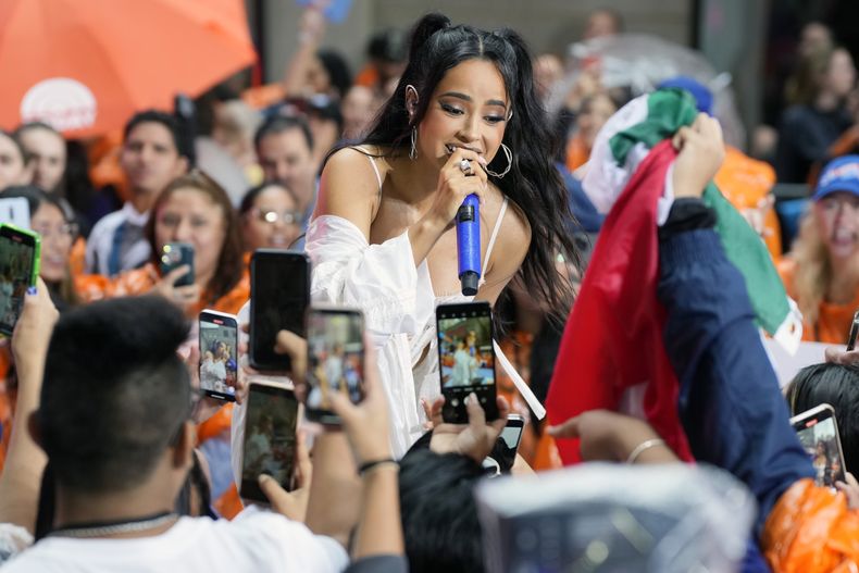 ARCHIVO - Becky G durante su presentación en el programa Today de NBC en la Plaza Rockefeller el 25 de agosto de 2023, en Nueva York. Becky G lanzó su disco Esquinas el 28 de septiembre de 2023. (Foto Charles Sykes/Invision/AP)