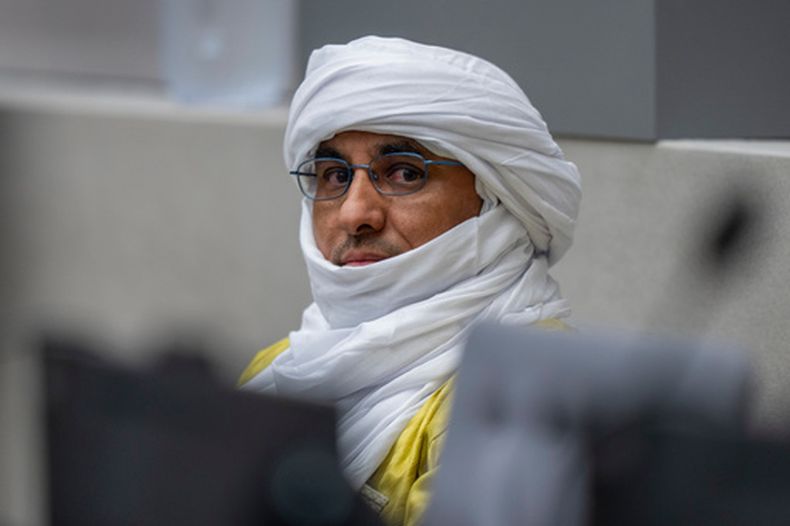 Al Hassan Ag Abdoul Aziz Ag Mohamed Ag Mahmoud, acusado de crímenes de guerra en Mali, en el tribunal en La Haya, Holanda, el 26 de junio del 2024. (AP foto/Peter Dejong, Pool)