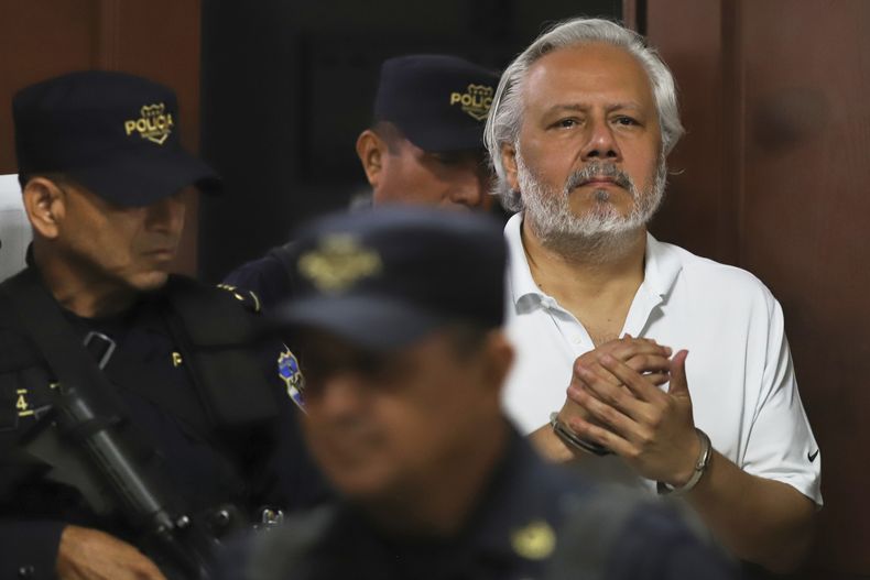 La policía escolta al abogado constitucionalista Enrique Anaya, crítico del gobierno de Nayib Bukele, fuera del tribunal después de una audiencia, tras su detención por presunto lavado de dinero en San Salvador, El Salvador, el miércoles 24 de junio de 2025. (AP Foto/Salvador Meléndez)
