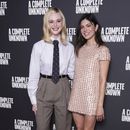 Elle Fanning, izquierda, y Monica Barbaro posan al llegar a la sesión fotográfica de la película A Complete Unknown, en Londres, el lunes 16 de diciembre de 2024. (Foto Scott A Garfitt/Invision/AP)