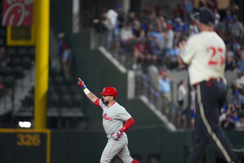 Kyle Schwarber, de los Filis de Filadelfia, festeja al recorrer las bases tras batear un jonrón en el juego del viernes 8 de agosto de 2025, ante los Rangers de Texas (AP Foto/Julio Cortez)