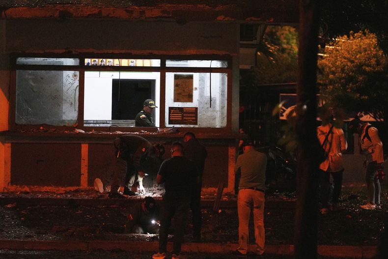 La policía inspecciona un área cercana a un cuartel policial donde estalló un dispositivo explosivo, el viernes 25 de abril de 2025, en Cali, Colombia. (AP Foto/Juan B Díaz)