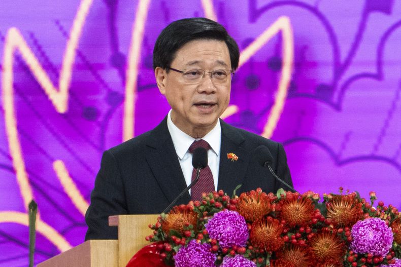 En esta imagen de archivo, el jefe ejecutivo de Hong Kong, John Lee, habla durante una recepción tras una ceremonia de izado de la bandera con motivo del 74mo Día Nacional de la República Popular de China, en Hong Kong, el 1 de octubre de 2023. (AP Foto/Chan Long Hei, archivo)