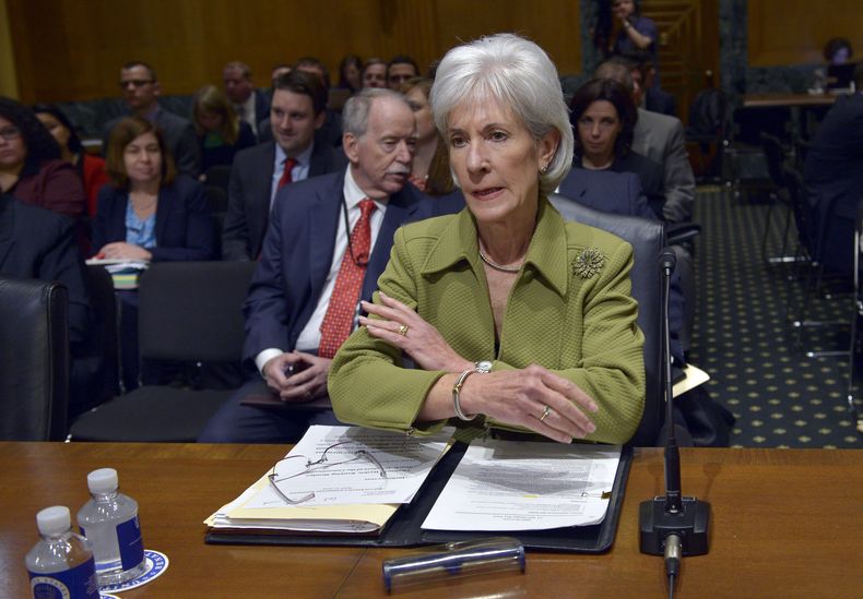 Kathleen Sebelius, secretaria de Salud y Servicios Humanos, se prepara para declarar en el Congreso, Washington, el jueves 10 de abril de 2014, ante la Comisi&oacute;n de Finanzas. Un funcionario de la Casa Blanca afirma que Sebelius renunciar&aacute;. (F