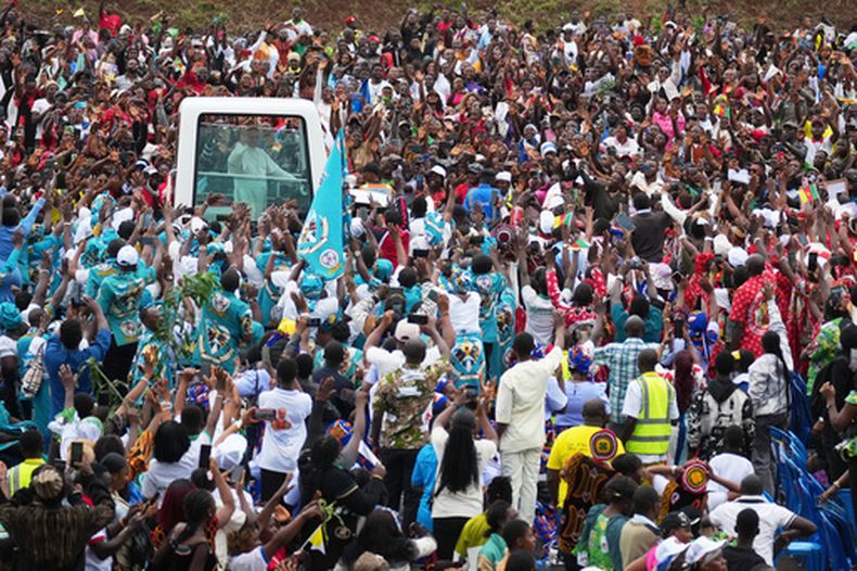 El papa León XIV llega al aeropuerto de Bamenda para oficiar una misa, en Camerún, el 16 de abril de 2026, en el cuarto día de su viaje pastoral de 11 por África. (AP Foto/Andrew Medichini)