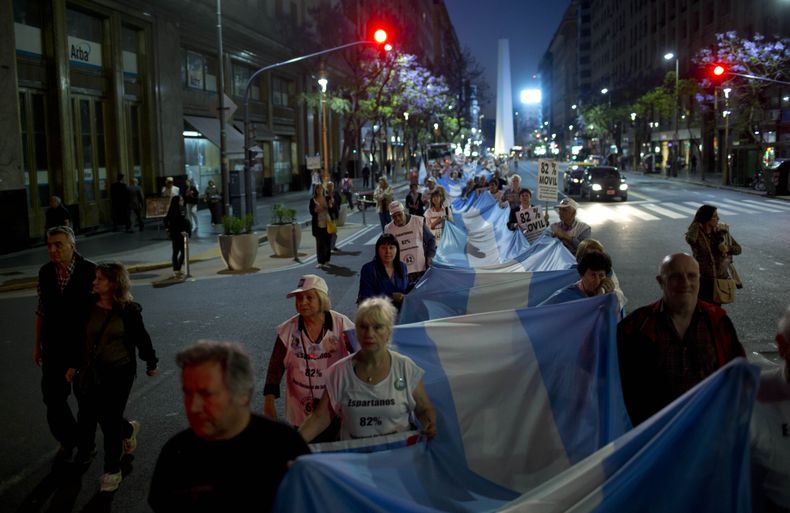 Manifestantes portan una bandera argentina mientras se dirigen a la Plaza de Mayo durante una protesta contra la presidenta del pa&iacute;s en Buenos Aires el jueves 13 de noviembre de 2014. (Foto AP/Natacha Pisarenko)