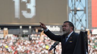 El venezolano Ozzie Guillén, expelotero y exmanager de los Medias Blancas de Chicago, pronuncia un discurso después de que su número fue retirado el sábado 8 de agosto de 2026 (AP Foto/David Banks)