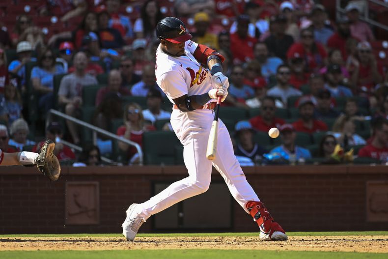 Jordan Walker de los Cardenales de San Luis pega un jonrón solitario en la octava entrada del encuentro ante los Filis de Filadelfia el domingo 17 de septiembre del 2023. (AP Foto/Joe Puetz)