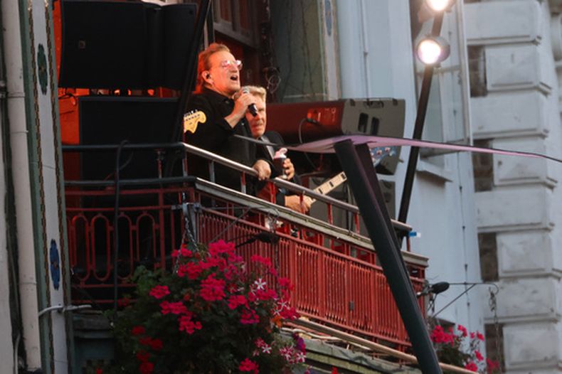 Bono contempla a la multitud mientras U2 ofrece un concierto improvisado desde un balcón en el centro de Dublín, Irlanda, el viernes 25 de septiembre de 2026. (Foto AP/Peter Morrison)