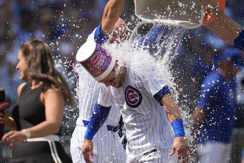 Nico Hoerner de los Cachorros de Chicago es bañado con agua fría tras su boleto frente al pitcher de los Diamondbacks de Arizona Humberto Castellanos el domingo 21 de julio del 2024. (AP Foto/Erin Hooley)