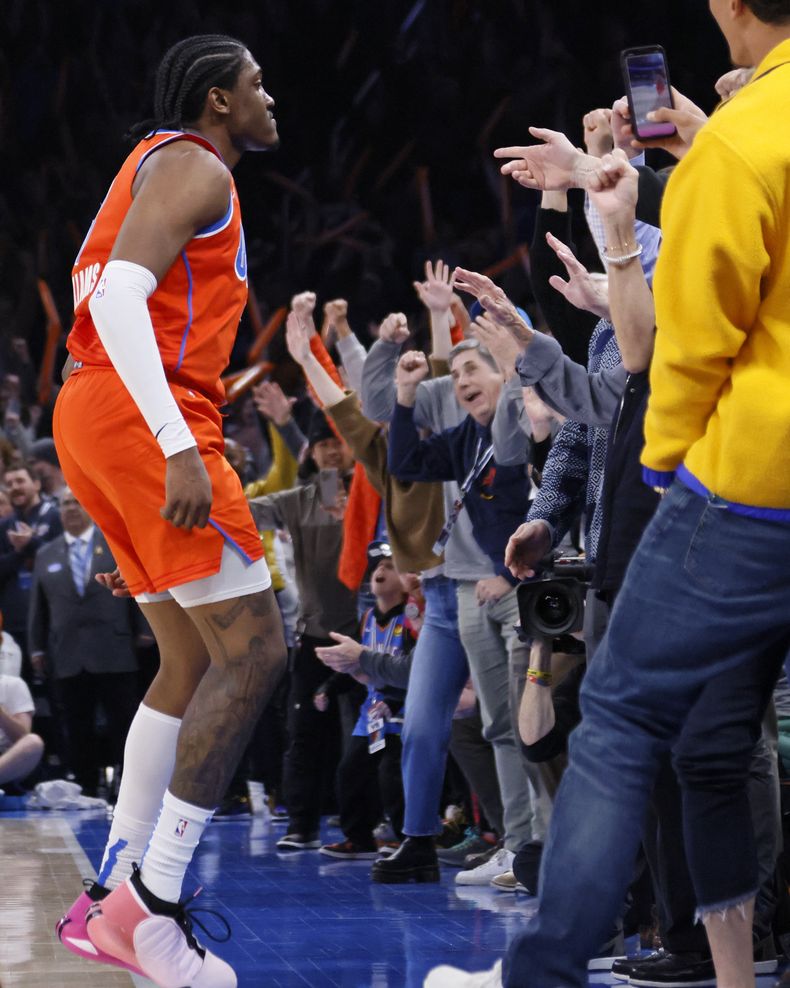 Jalen Williams, alero del Thunder de Oklahoma City, festeja tras atinar el disparo decisivo en el encuentro ante los Trail Blazers de Portland, el martes 23 de enero de 2024 (AP Foto/Nate Billings)