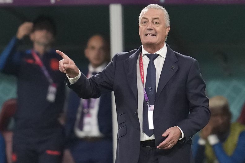 ARCHIVO - El técnico de Ecuador Gustavo Alfaro durante el partido contra Senegal por el Grupo A de la Copa Mundial en Doha, Qatar, el 29 de noviembre de 2022. Alfaro ha sido designado como nuevo técnico de la selección de Costa Rica. (AP Foto/Darko Vojinovic)