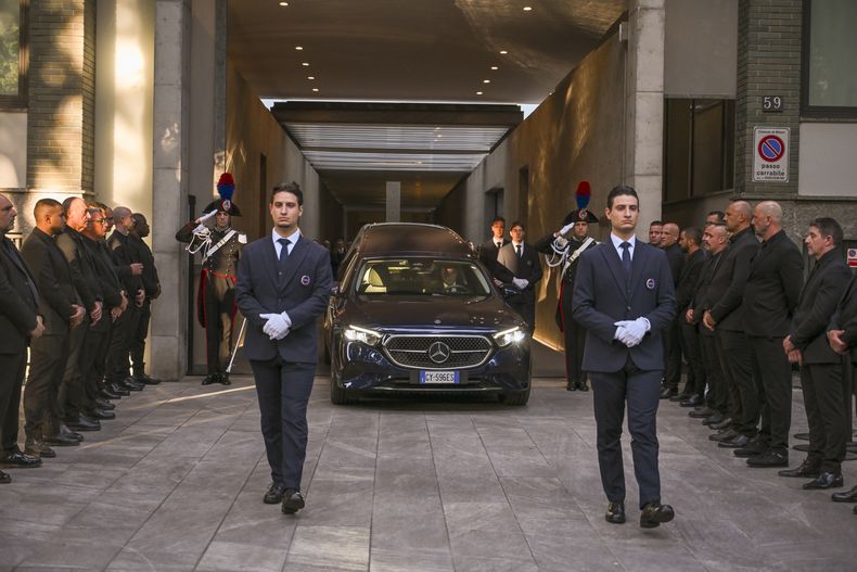 El personal de Giorgio Armani Spa se reúne afuera del Armani/Teatro en Milán, en el norte de Italia, mientras se retira la carroza fúnebre con el ataúd del diseñador Giorgio Armani, quien murió el jueves a los 91 años, el domingo 7 de septiembre de 2025. (Foto AP/Nicola Marfisi)