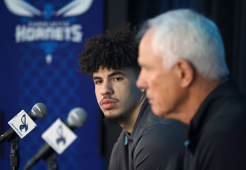 LaMelo Ball, base de los Hornets de Charlotte, escucha durante una conferencia de prensa junto al gerente general Mitch Kupchak, el miércoles 19 de julio de 2023 (Jeff Siner/The Charlotte Observer via AP)