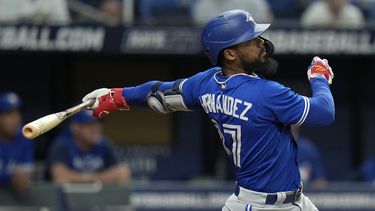 Hernández y Jansen batean jonrones; Azulejos vencen a Rays