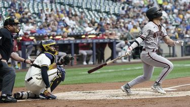 Alek Thomas, de los Diamondbacks de Arizona, sacude un jonrón de dos carreras en el primer inning del juego de la MLB que enfrentó a su equipo con los Cerveceros de Milwaukee, el 19 de junio de 2023, en Milwaukee. (AP Foto/Morry Gash)