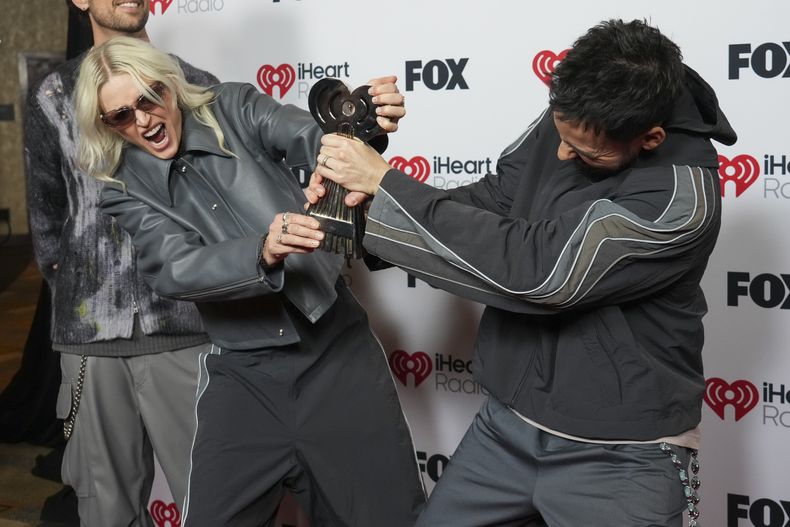 Emily Armstrong, a la izquierda, y Mike Shinoda de Linkin Park llegan a los iHeartRadio Music Awards, el lunes 17 de marzo de 2025, en el Teatro Dolby de Los Ángeles. (Foto Jordan Strauss/Invision/AP)