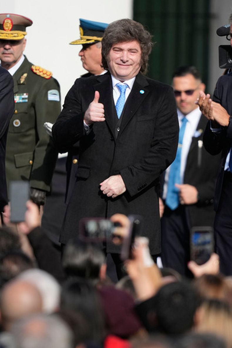 El presidente argentino Javier Milei levanta el pulgar durante un acto conmemorativo del aniversario de la Revolución de Mayo, que marcó el inicio de la independencia del país de España, en Buenos Aires, Argentina, el lunes 25 de mayo de 2026. (Foto AP/Natacha Pisarenko)