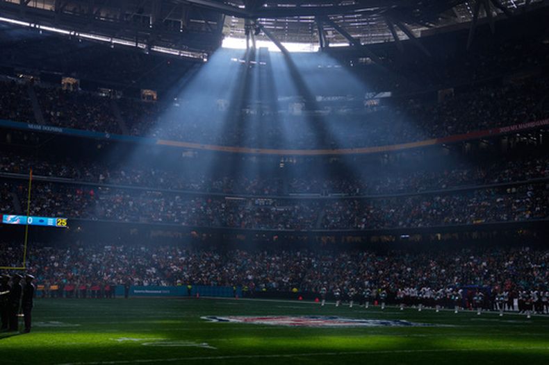 ARCHIVO - Un rayo de luz entra al estadio Santiago Bernabéu previo al partido de la NFL entre los Commanders de Washington y los Dolphins de Miami, el domingo 16 de noviembre de 2025. (AP Foto/Manu Fernández)