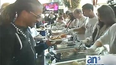 americateve | Con un almuerzo de acción de gracias en Bongos Cuban Café, los artistas cubanos Gloria y Emilio Estefan invitaron a la comunidad del Sur de Florida a celebrar con ellos el este día festivo.