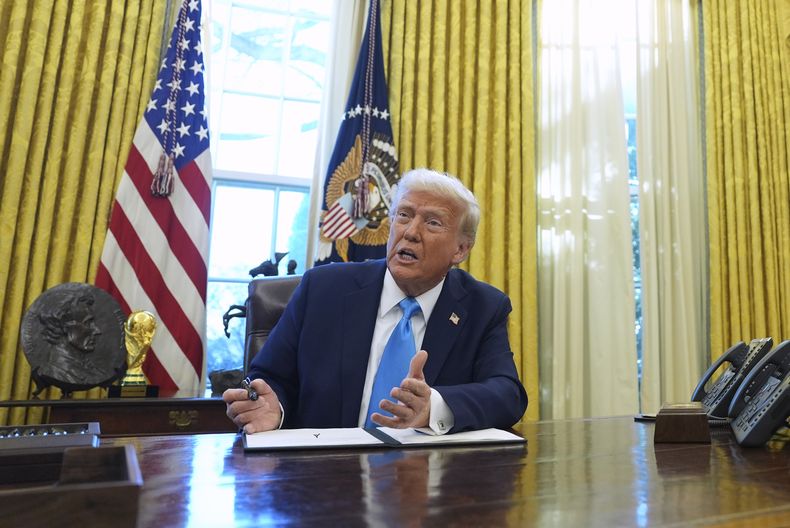 ARCHIVO – El presidente Donald Trump habla con reporteros mientras firma órdenes ejecutivas en la Casa Blanca, el martes 4 de febrero de 2025, en Washington. (AP Foto/Evan Vucci, Archivo)