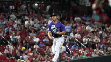 El torpedero Ezequiel Tovar de los Rockies de Colorado saca out a Brendan Donovan de los Cardenales de san Luis, el jueves 6 de junio de 2024, en San Luis. (AP Foto/Jeff Roberson)